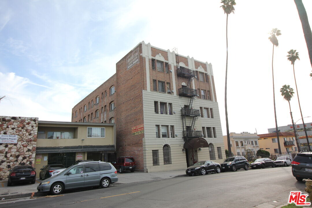 738 New Hampshire Ave in Los Angeles, CA - Building Photo