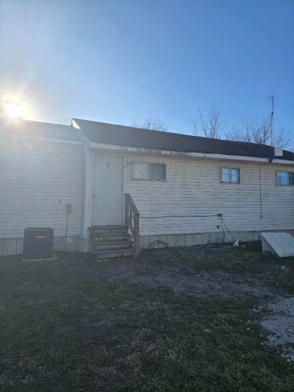 property at 812 E Navarro St