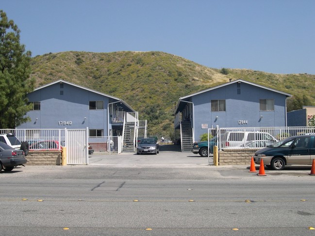 Sierra Apartments in Canyon Country, CA - Foto de edificio - Building Photo