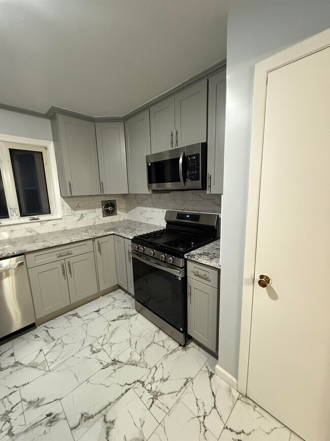 182 W 3rd St in Bayonne, NJ - Building Photo - Building Photo