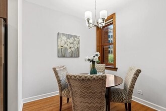 550 W Surf St in Chicago, IL - Building Photo - Building Photo