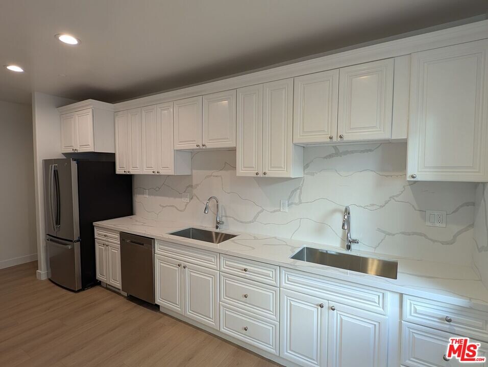 1109 S La Peer Dr in Los Angeles, CA - Building Photo