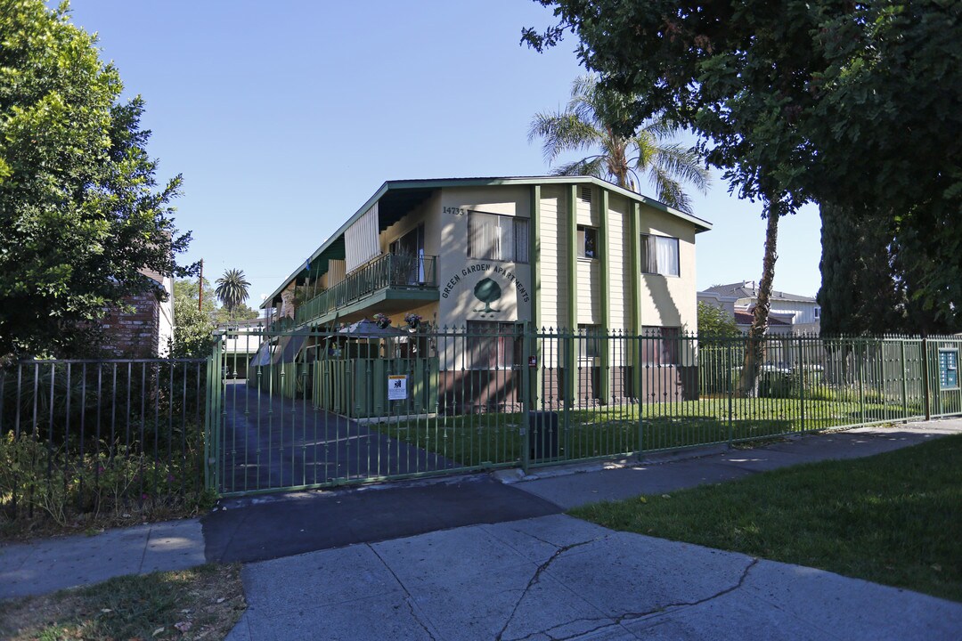 14733 Sylvan St in Van Nuys, CA - Building Photo