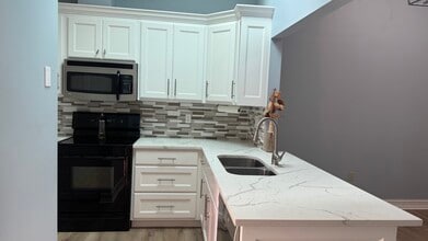 746 N Jefferson Ave, Unit 746 N Jefferson Ave in Sarasota, FL - Building Photo - Building Photo