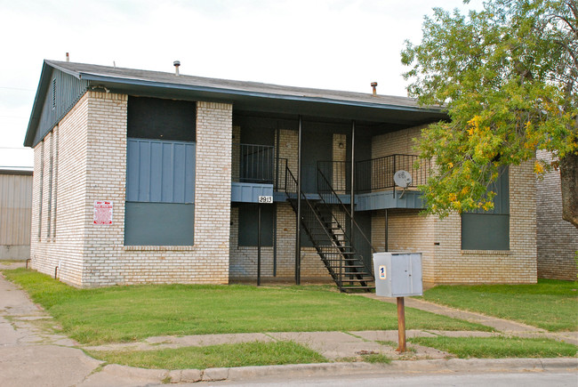 2913 Tudor Ln in Irving, TX - Building Photo - Building Photo