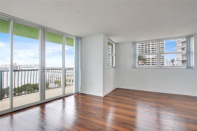 1756 N Bayshore Dr, Unit 12B in Miami, FL - Foto de edificio - Building Photo