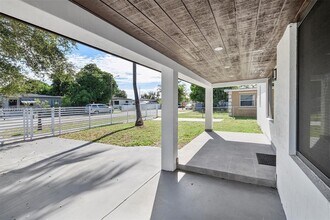 11730 NW 3rd Ave in Miami, FL - Foto de edificio - Building Photo