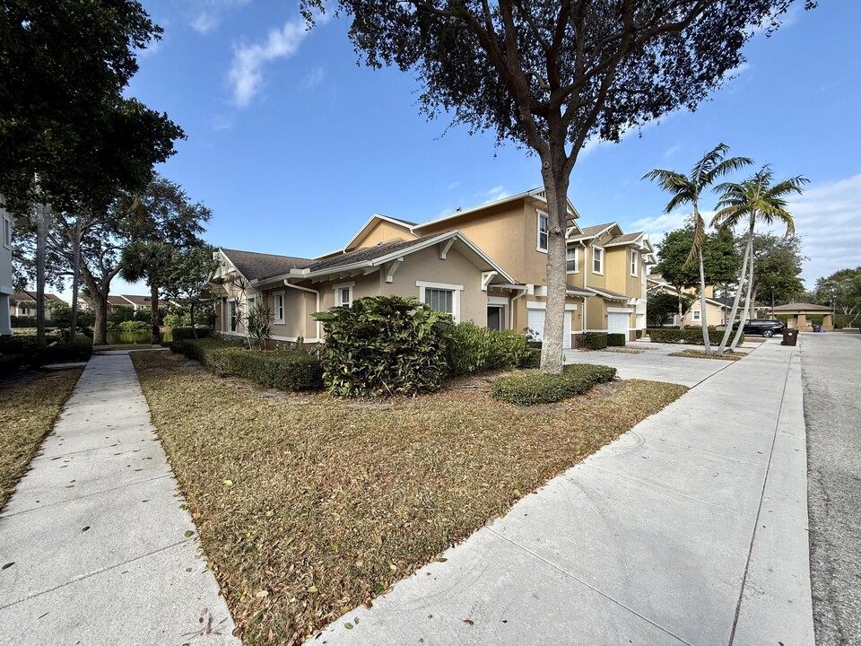 963 Marina Del Ray Ln in West Palm Beach, FL - Building Photo