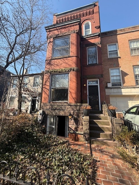 219 9th St SE, Unit APT B in Washington, DC - Building Photo - Building Photo