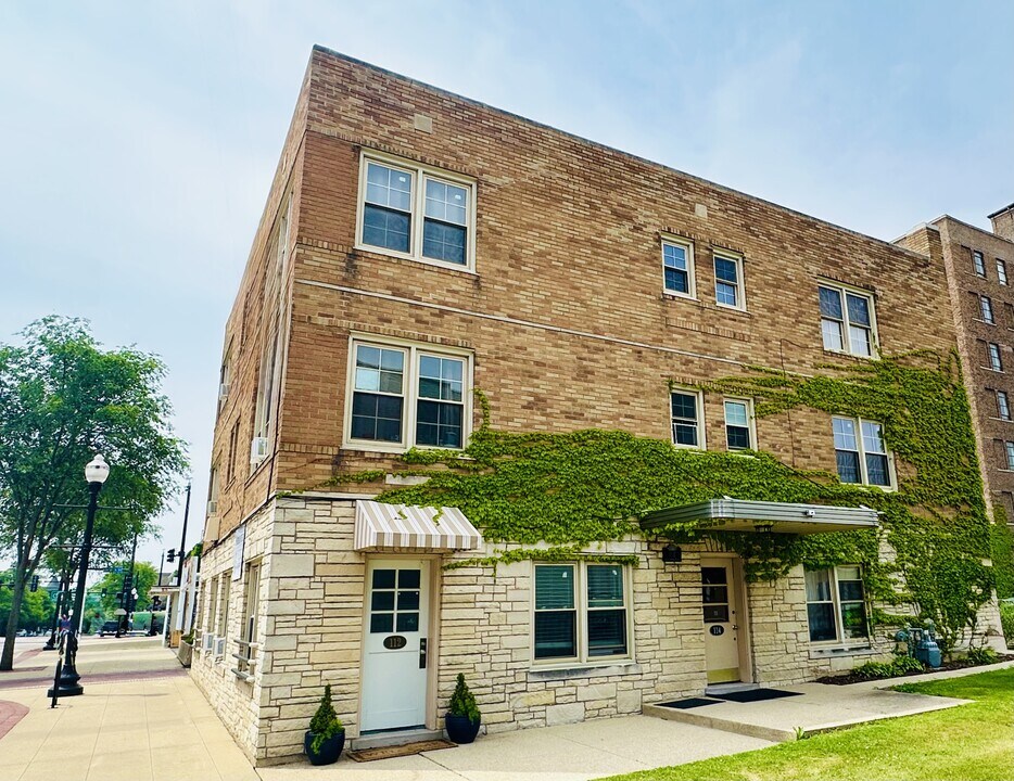 114 N Spring St in Elgin, IL - Building Photo