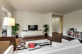 1145 E Hyde Park Blvd, Unit 2A in Chicago, IL - Building Photo - Building Photo