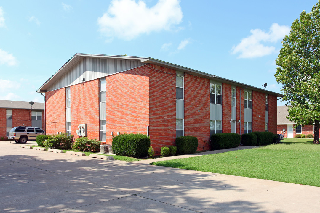 West Oaks Apartments in Newcastle, OK - Building Photo