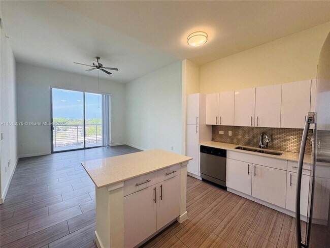 1776 Polk St, Unit 817 in Hollywood, FL - Building Photo - Building Photo