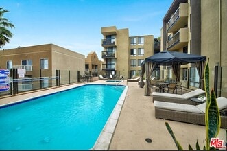 7320 Hawthorn Ave, Unit 7320HawthornAve#213 in Los Angeles, CA - Foto de edificio - Building Photo