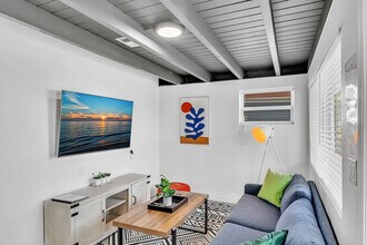 1568 NE 35th St in Oakland Park, FL - Building Photo - Building Photo