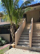 9050 Jacaranda Ln in Plantation, FL - Building Photo