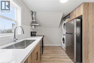 124 McElroy Rd E in Hamilton, ON - Building Photo