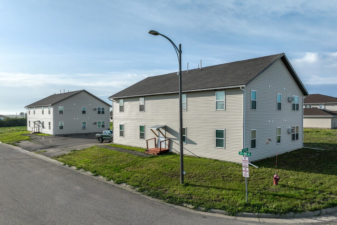202 10th Ave SE in Crosby, ND - Building Photo
