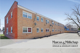 Longwood Apartments in Blue Island, IL - Foto de edificio - Building Photo