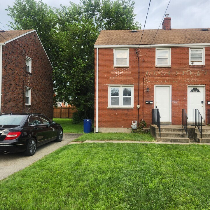 1144 Shadycrest Dr in Pittsburgh, PA - Building Photo