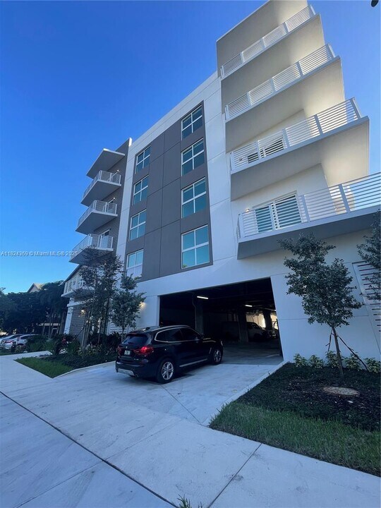 1938 Jackson St, Unit 302 in Hollywood, FL - Building Photo