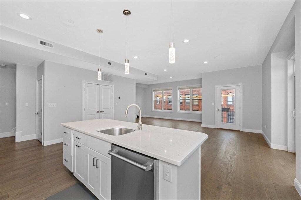 40 Medford St, Unit 303 in Somerville, MA - Foto de edificio