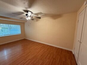 11240 SW Barbur Blvd, Unit 23 in Portland, OR - Foto de edificio - Building Photo