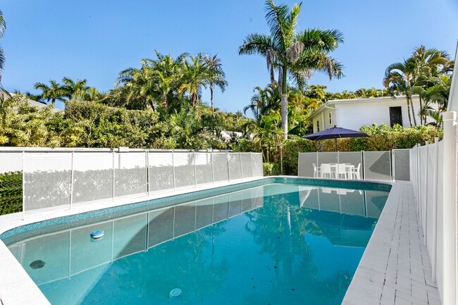 211 Miraflores Dr in Palm Beach, FL - Building Photo - Building Photo