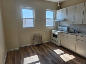 49 Roger Ave in Inwood, NY - Building Photo - Building Photo