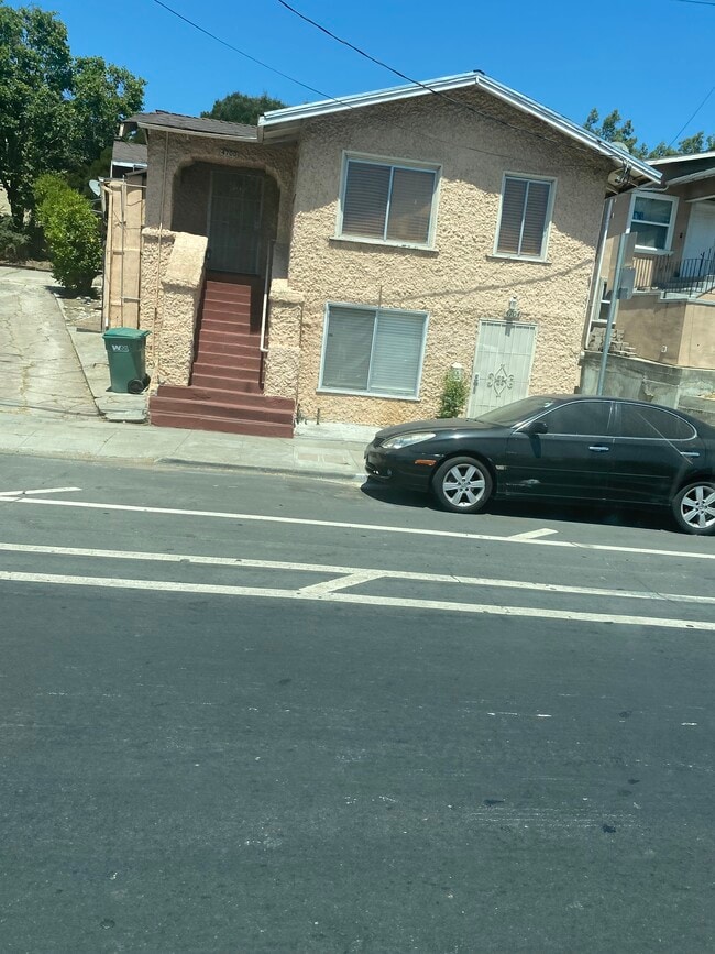 4704 MacArthur Blvd, Unit B in Oakland, CA - Building Photo - Building Photo