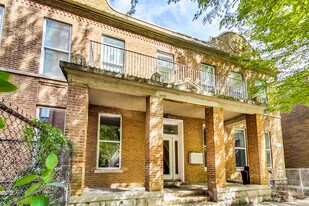 2325 N Cambridge Ave in Chicago, IL - Building Photo