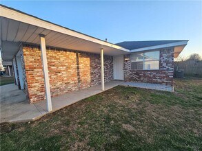 2326 W Roselawn St in Rogers, AR - Building Photo - Building Photo