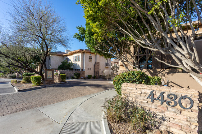 Trovare Condos in Phoenix, AZ - Foto de edificio - Building Photo