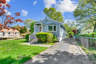 77 Catherine St in East Haven, CT - Building Photo - Building Photo