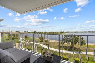470 Executive Center Dr, Unit 0052 in West Palm Beach, FL - Building Photo - Building Photo