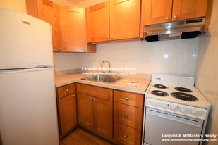 150 North Beacon St, Unit 1 Apartamentos