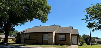 101 Glenbrook Dr E in New Braunfels, TX - Foto de edificio - Building Photo