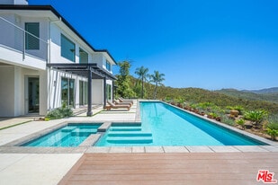 33303 Hassted Dr in Malibu, CA - Building Photo