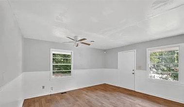 704 Valleyview Dr in Forest Park, GA - Building Photo - Building Photo