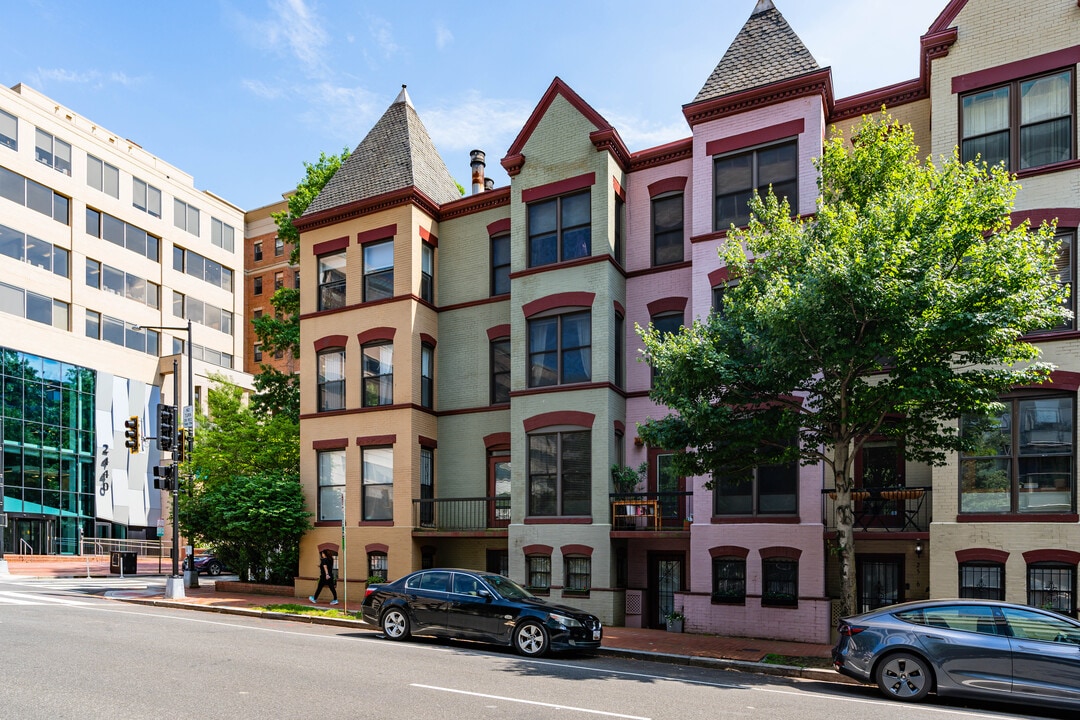 2502 M St NW in Washington, DC - Foto de edificio