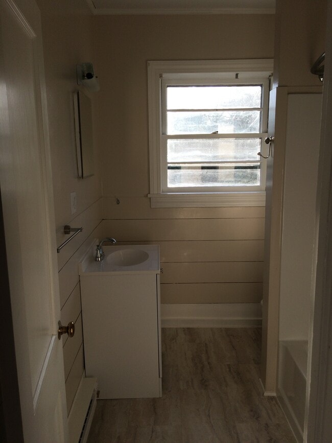 1006 Mt Tabor Rd, Unit Apt. 2 in Blacksburg, VA - Foto de edificio - Building Photo