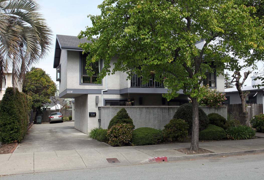 1112 Capuchino Ave in Burlingame, CA - Foto de edificio