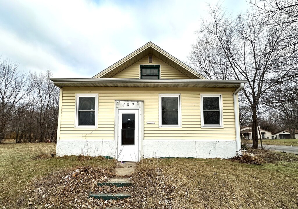 402 Peek St in Waterloo, IA - Building Photo