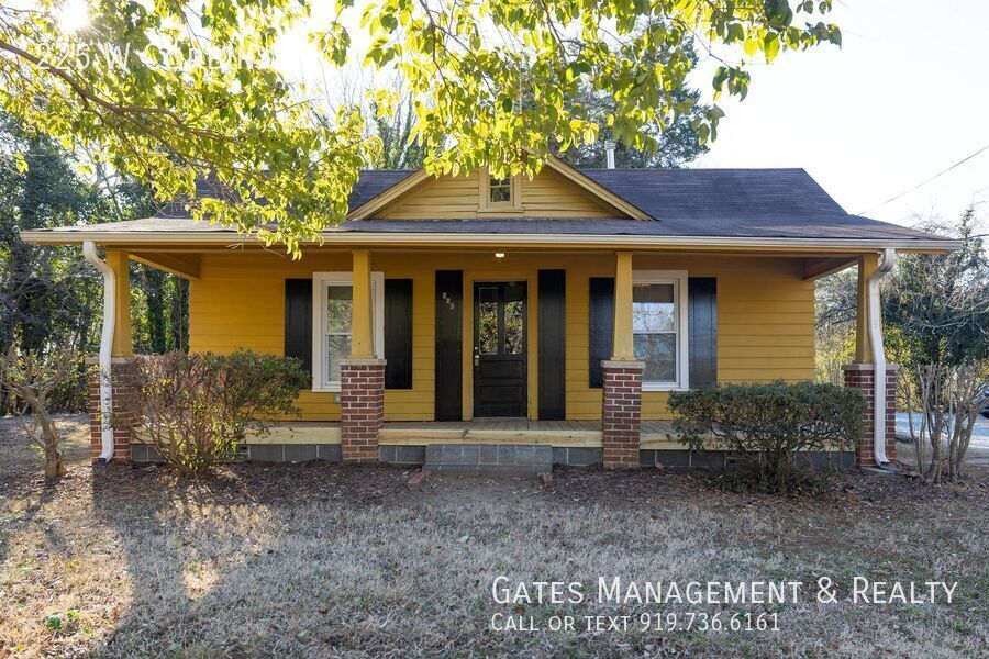 225 W Corbin St in Hillsborough, NC - Building Photo