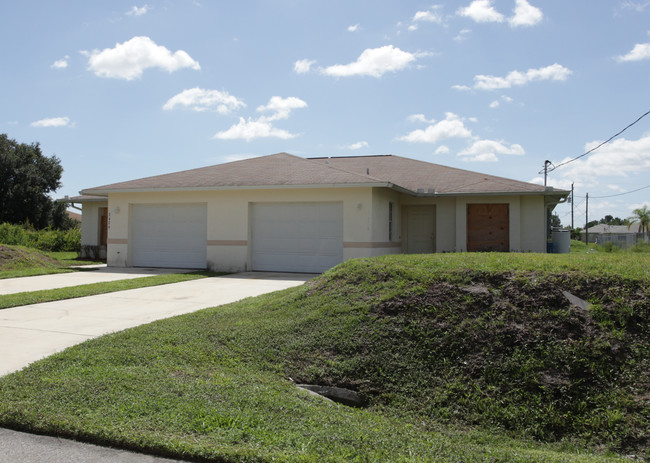 2429 Quentin Ave S in Lehigh Acres, FL - Foto de edificio - Building Photo