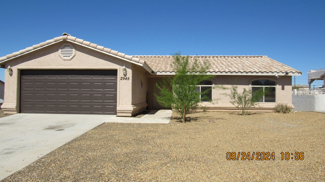 2945 Bluewater Dr in Lake Havasu City, AZ - Foto de edificio