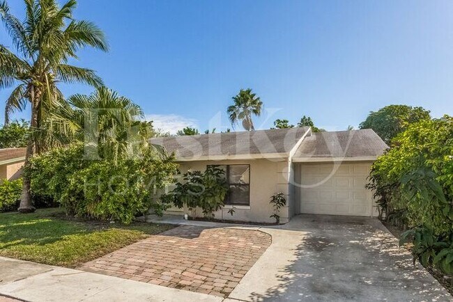 5927 Ithaca Cir W in Greenacres, FL - Building Photo - Building Photo