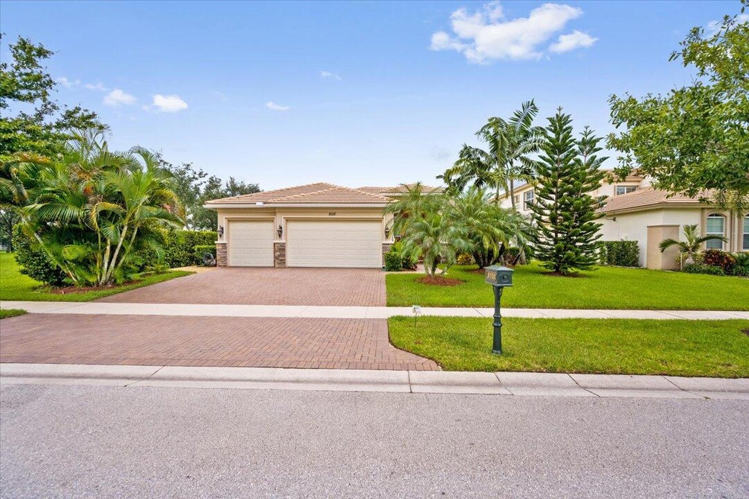 8152 Butler Greenwood Dr in Royal Palm Beach, FL - Building Photo