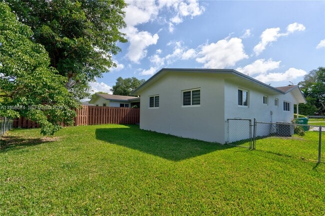 10720 SW 77th Ave in Miami, FL - Building Photo - Building Photo