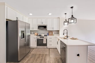 Village Green Apartment Homes in Wilmington, NC - Foto de edificio - Building Photo
